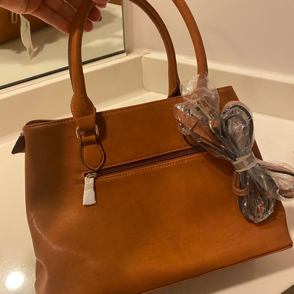 NWT Vegan leather handbag and matching wallet - Picture 13 of 14